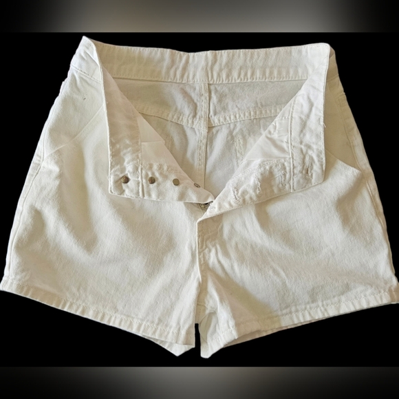 🌞White button fly pleated jean shorts - Picture 4 of 6